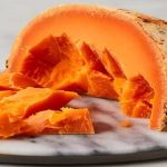 پنیر میمولت چیست؟ راز رنگ نارنجی، رسیدن با کنه و عطر لیمویی این پنیر فرانسوی
